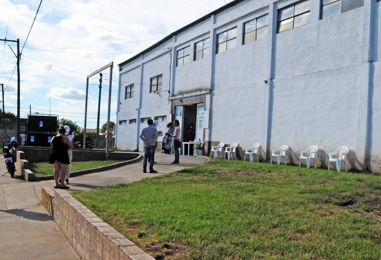 Vecinos reclaman que por el centro de testeos la cuadra está desbordada