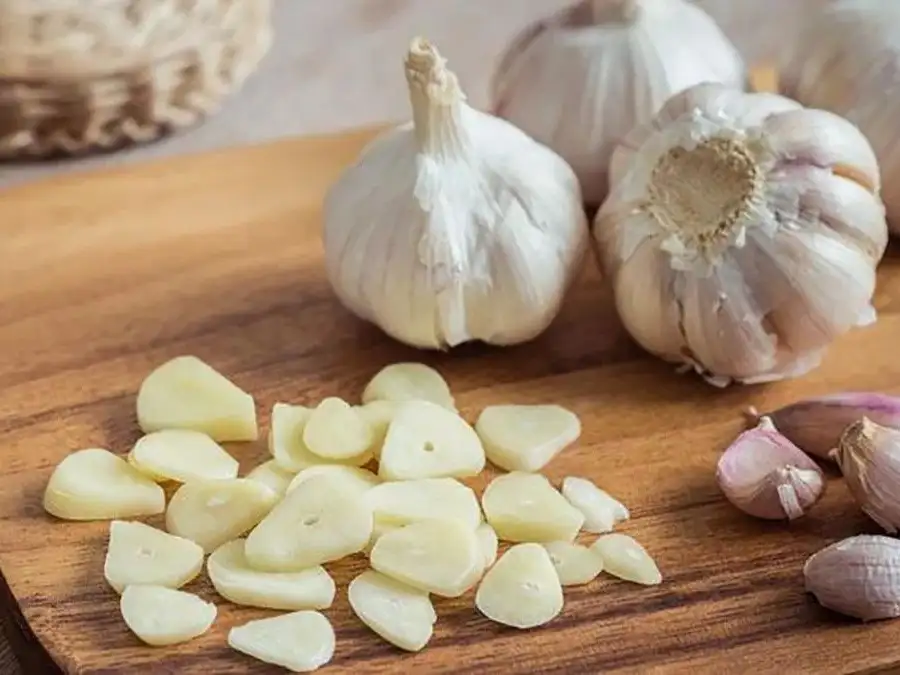 Tips para utilizar el ajo como repelente de plagas.