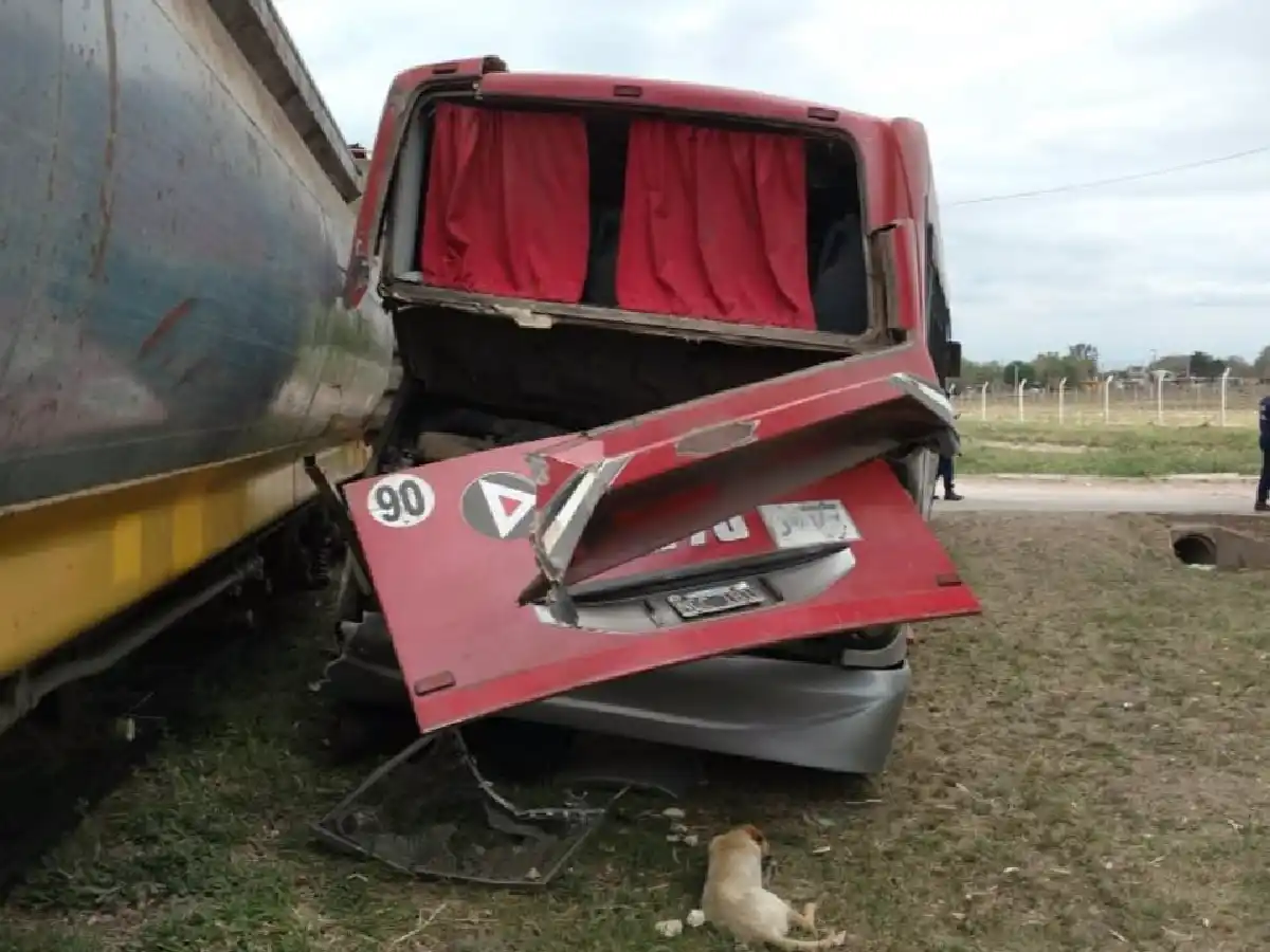 Córdoba: un tren embistió a un colectivo y dejó 28 heridos