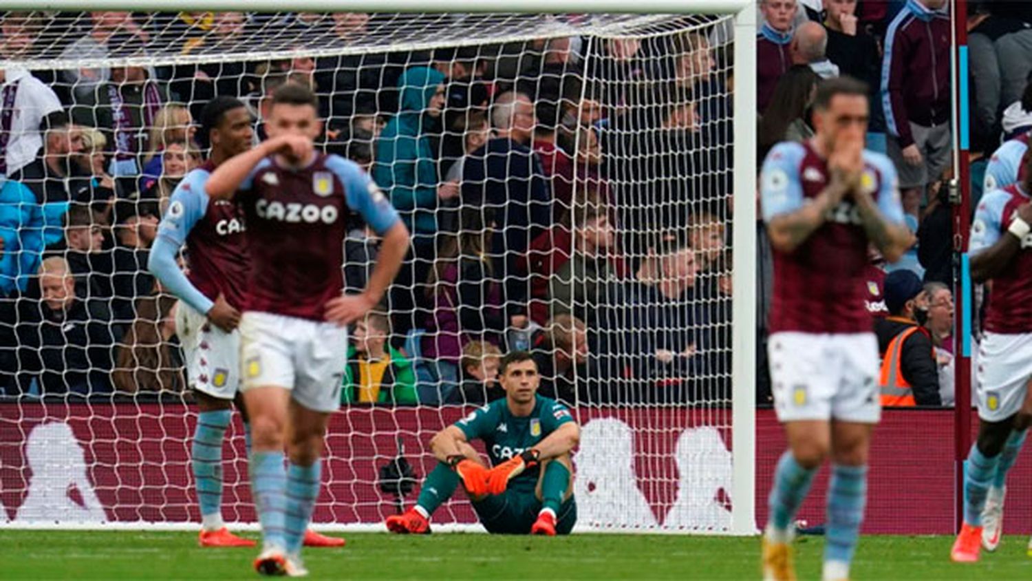 Emiliano "Dibu" Martínez fue titular en Aston Villa y le marcaron tres goles en 15 minutos