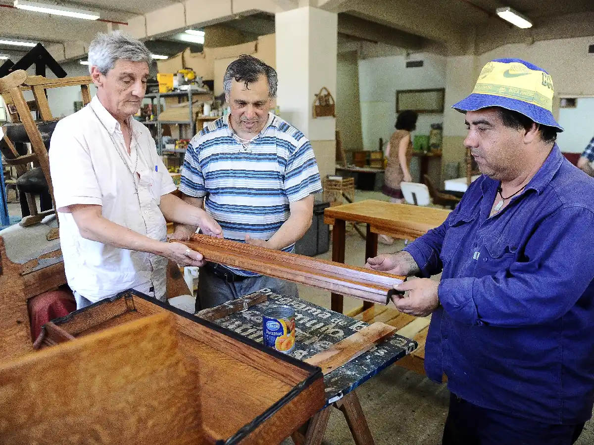 La Huella, de taller para internos en el Borda a empresa social de reciclado de muebles