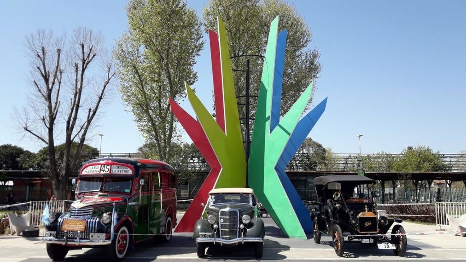 Dos autos de colección de Sandro, exhibidos en un exposición “fierrera” de Avellaneda