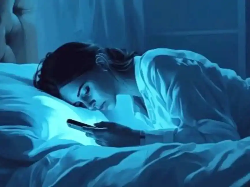 El uso de pantallas en la cama aumenta 59% el riesgo de insomnio