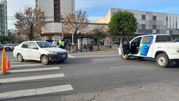 Una mujer fue atropellada al cruzar por la senda peatonal en Independencia y Roca