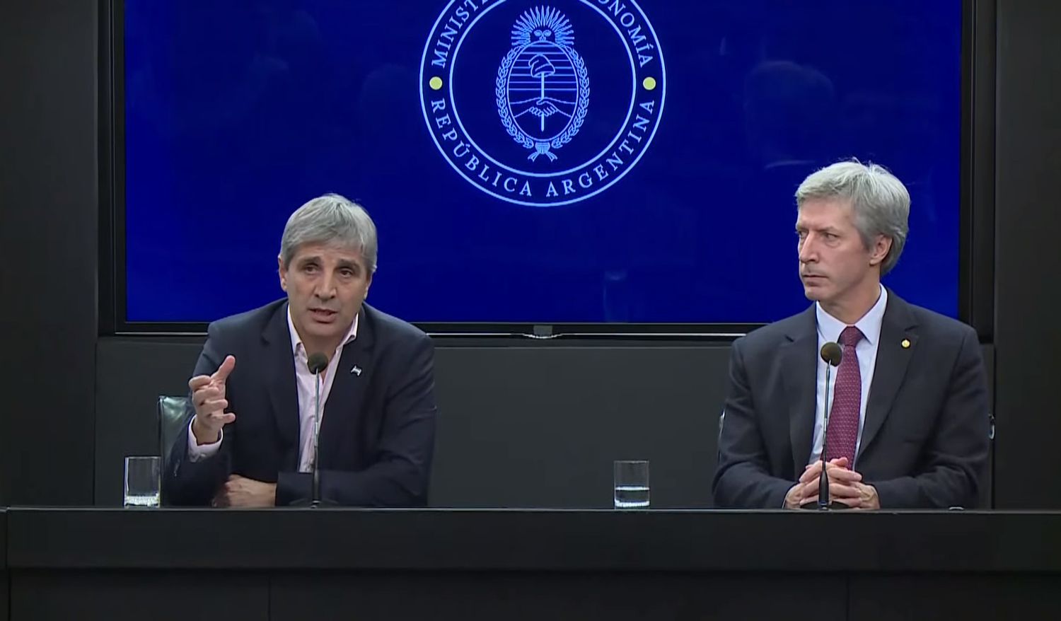 Caputo anunció la segunda etapa del plan y planteó las condiciones para salir del cepo