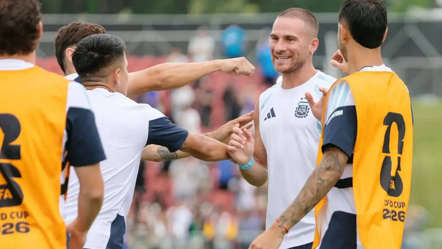 Mac Allister convive habitualmente con el fútbol inglés.