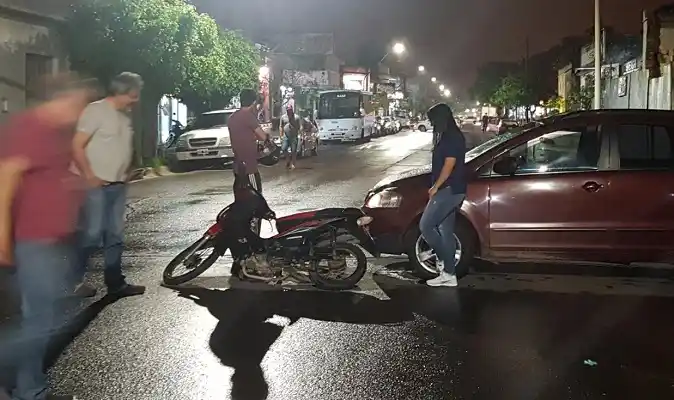 Una camioneta chocó a una moto y una mujer fue hospitalizada 
