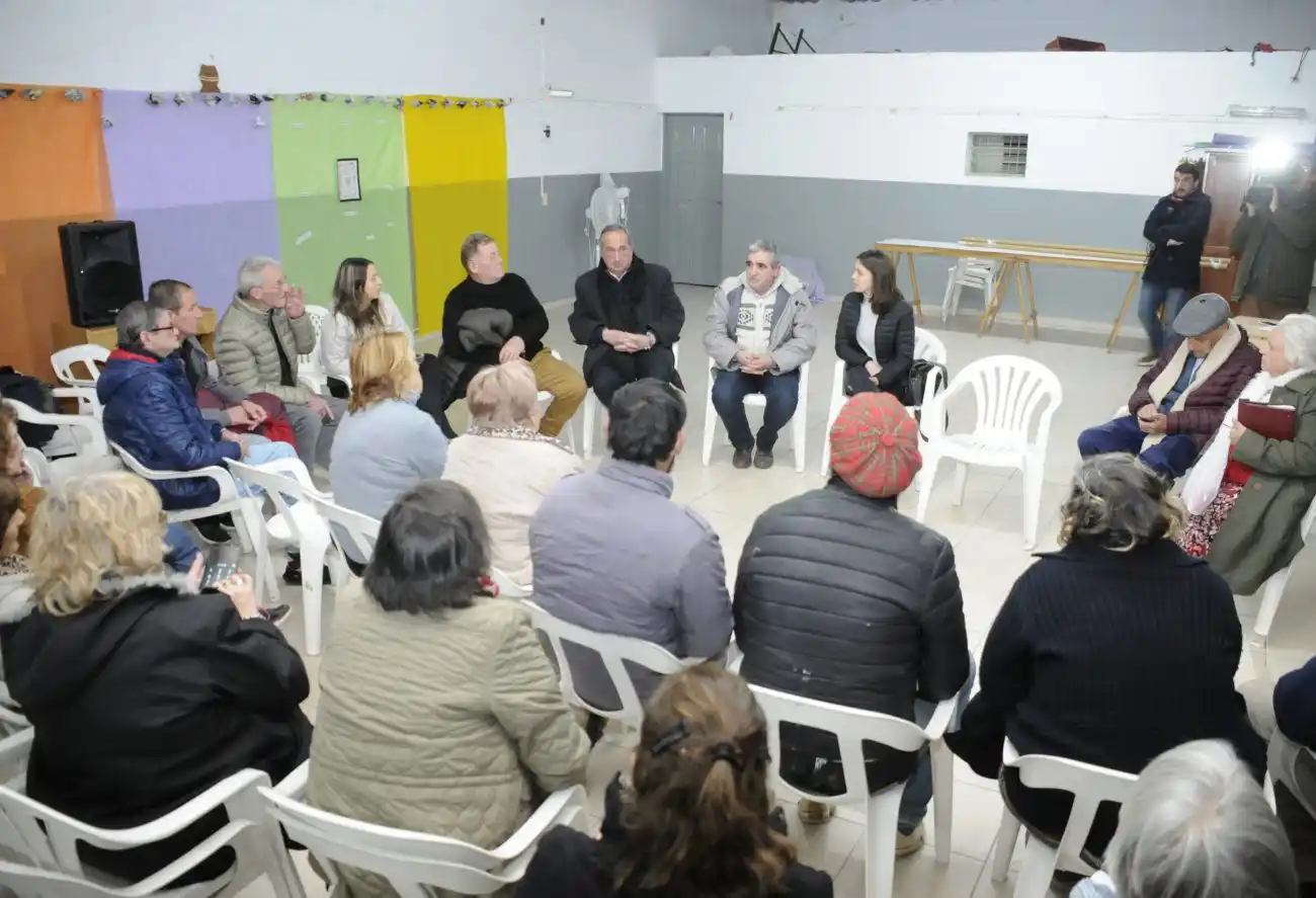 Vecinos de Casacuberta se reunieron con Lunghi por el asfalto 