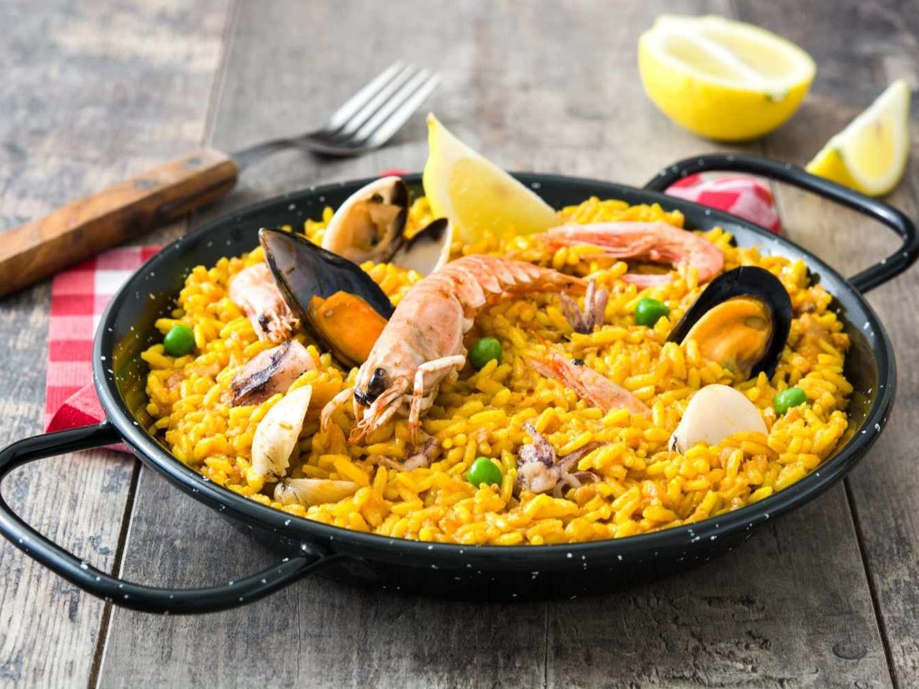 La paella es elaborada por una integrante del Jockey Club.