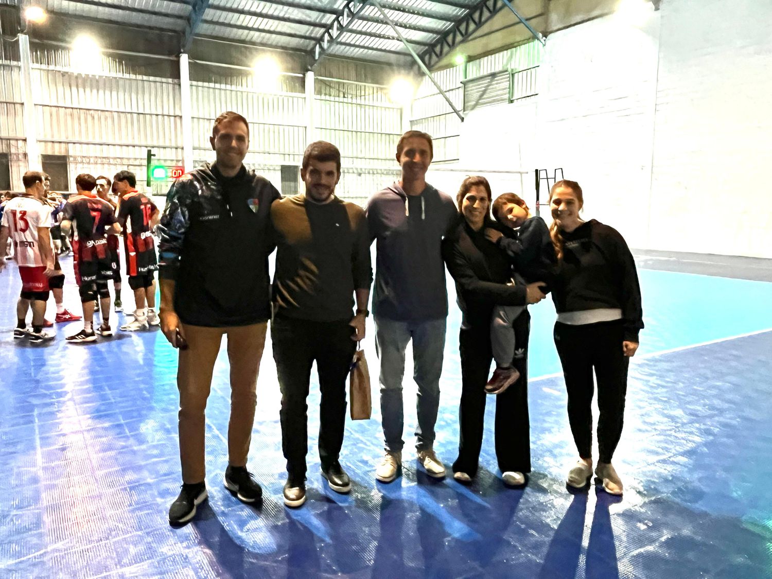 Leonel Chiarella y Carlos Jordán con integrantes de la subcomisión de vóley que los agasajaron por su aporte fundamental para la construcción del nuevo piso deportivo.