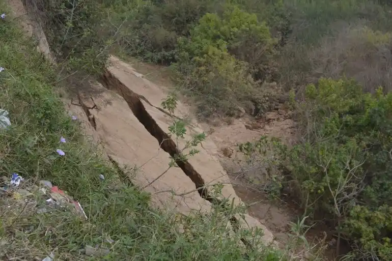 Nuevas fisuras de la barranca en Diamante: vecinos pidieron vallar la zona