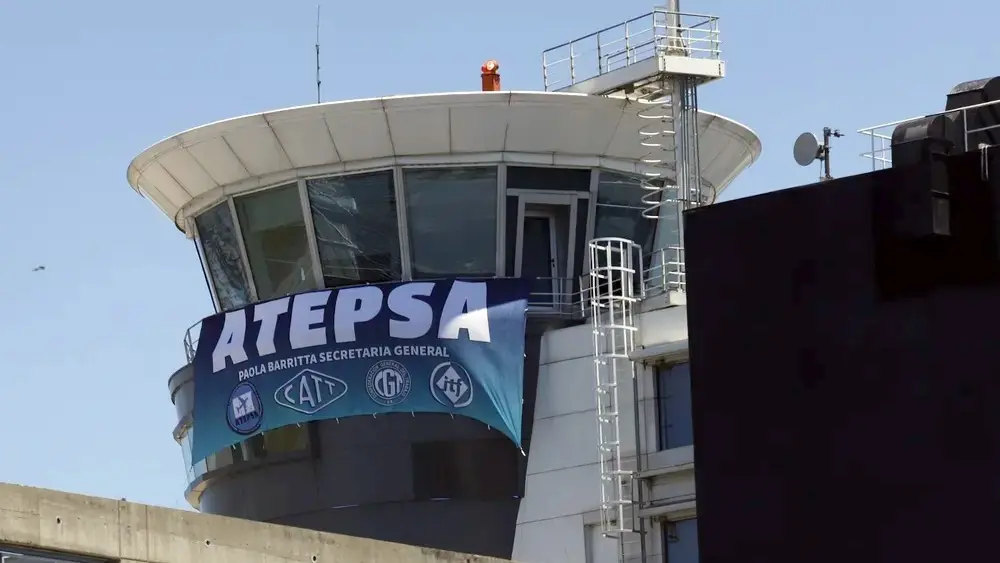 La bandera de ATEPSA, el gremio que realiza las huelgas, en una torre de control de Ezeiza.