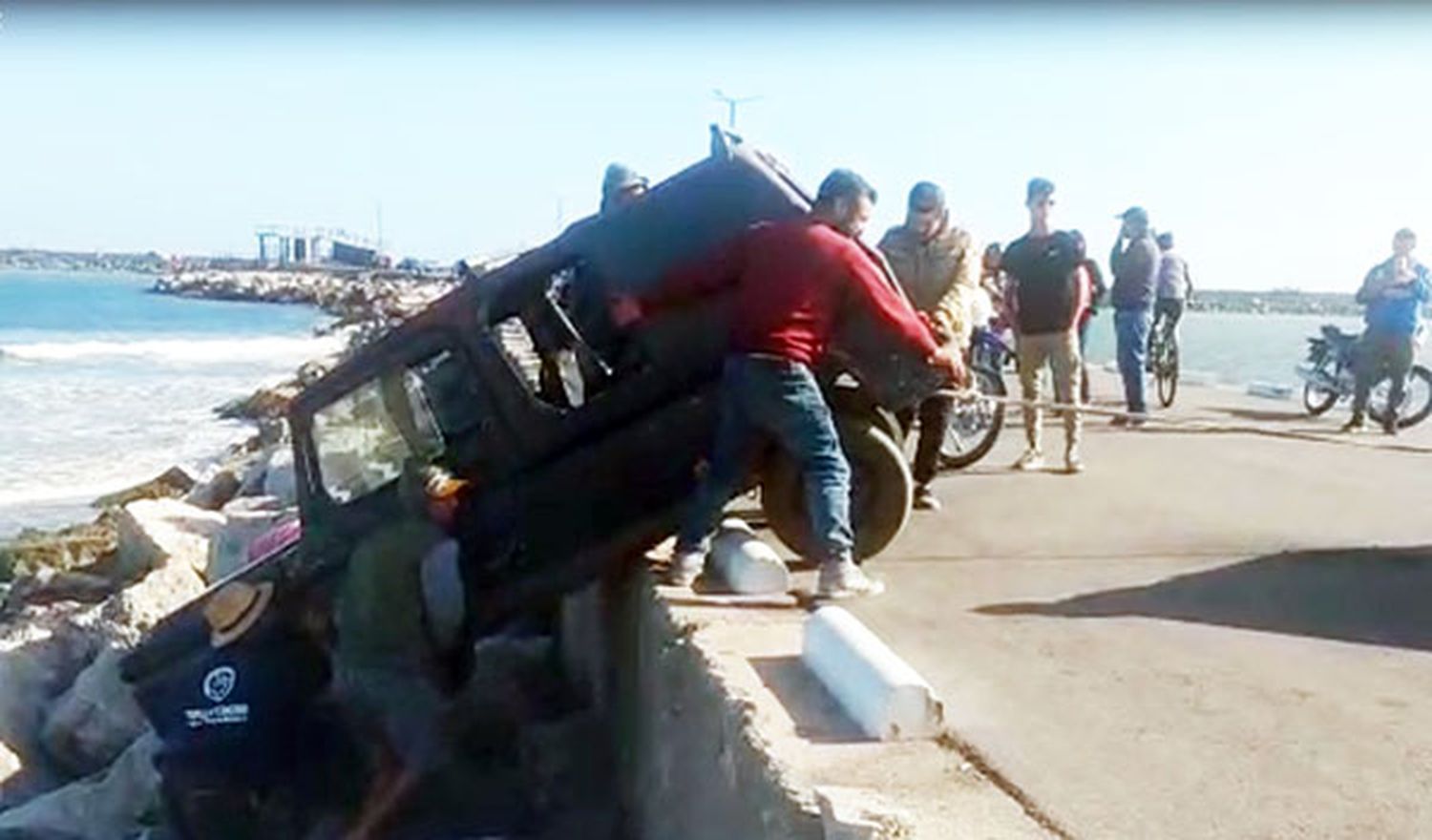 Se desbarrancó un vehículo en la escollera de Quequén