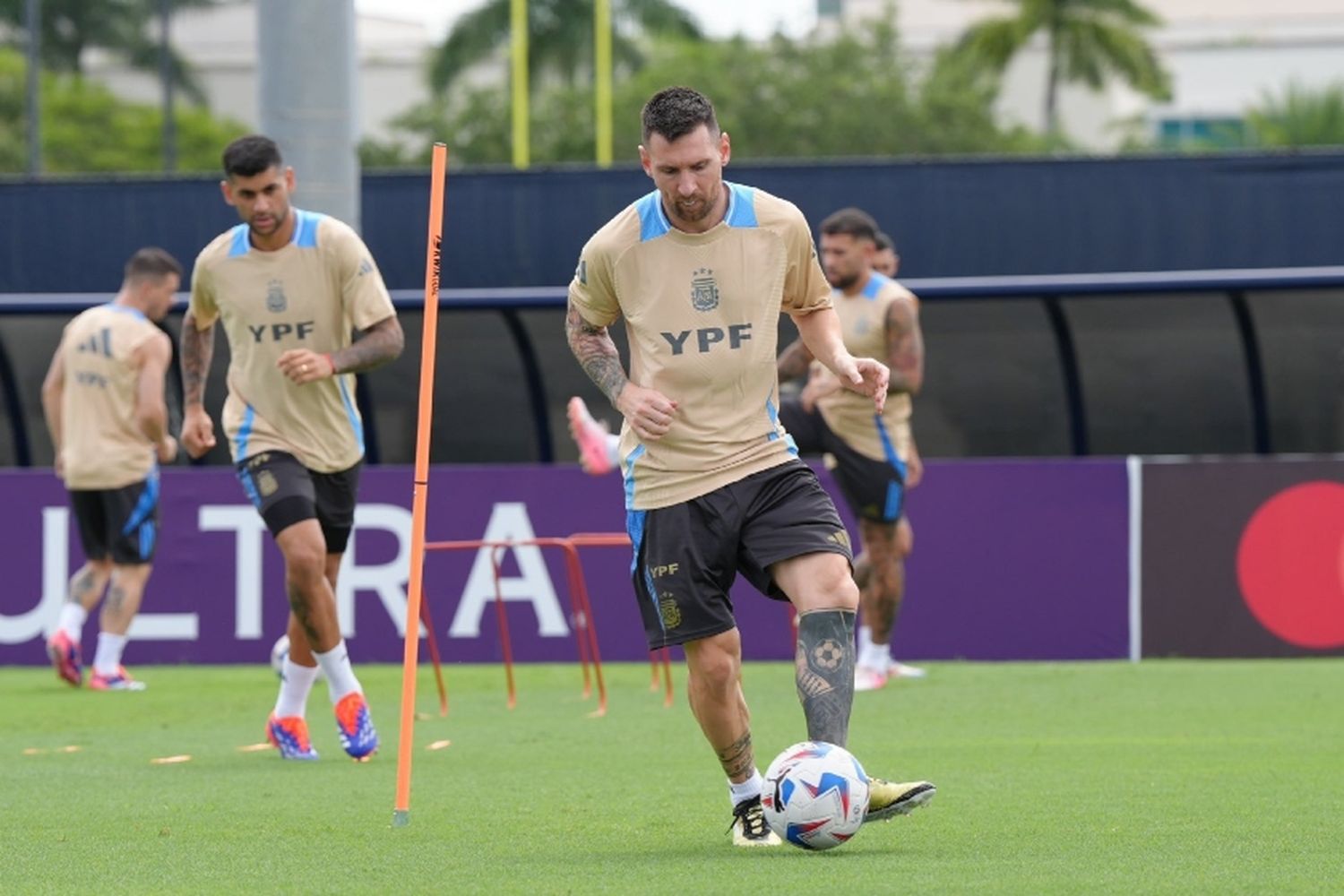 Argentina ya está en Houston y Messi entrena con el grupo apuntando a llegar al partido de Cuartos de Final