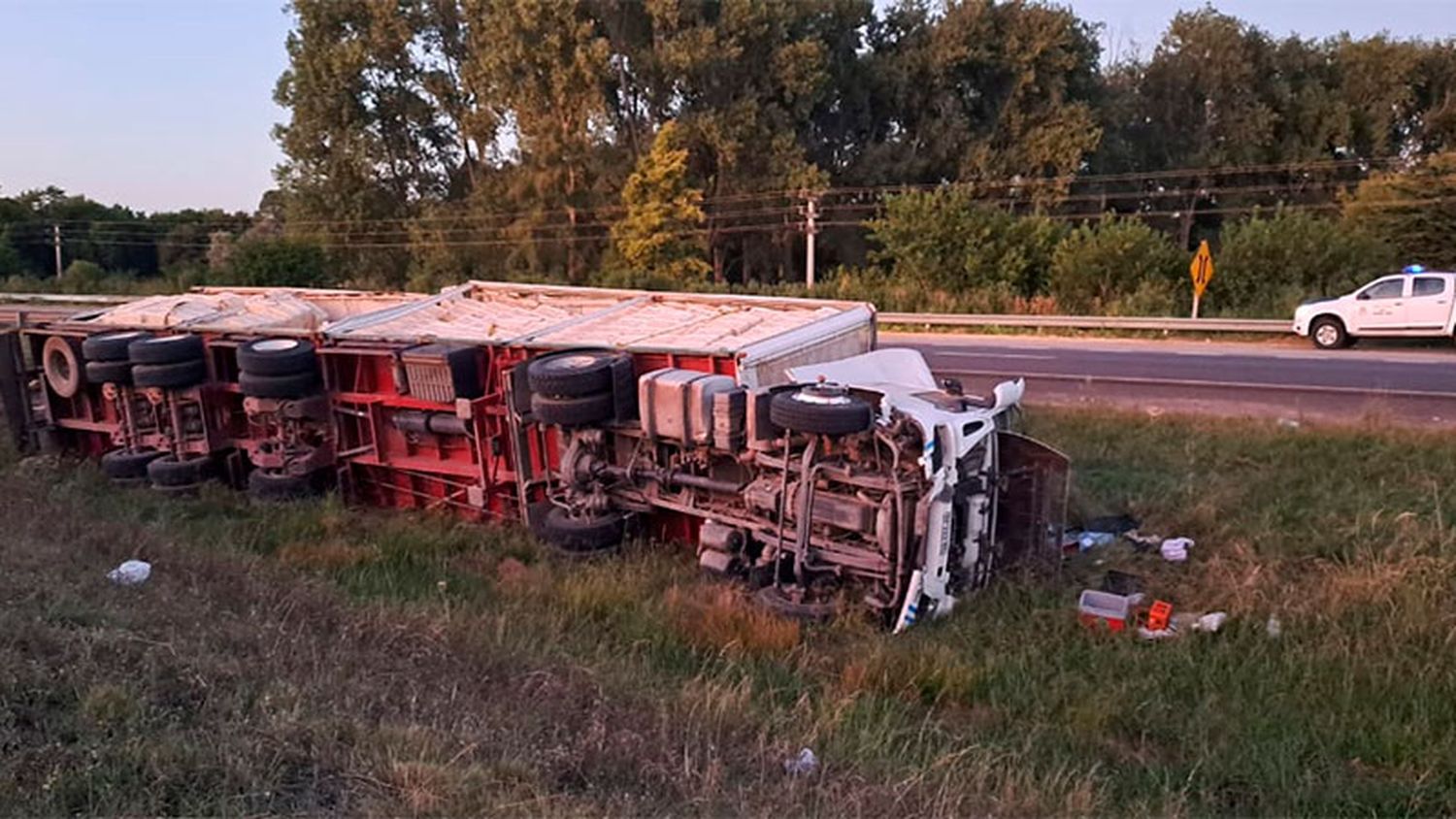 Volcó un camión en la autovía Artigas