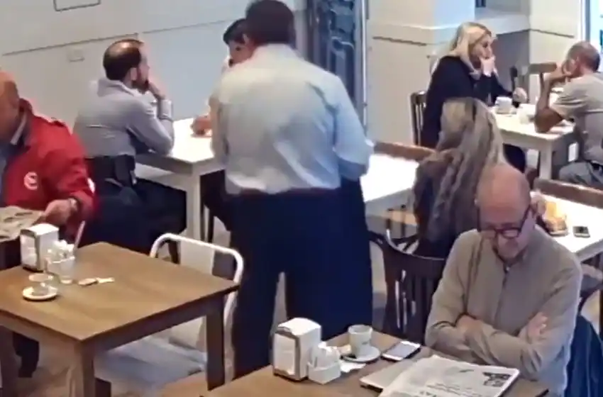 Indignación en las redes: un hombre robó una cartera en un bar y el video se viralizó