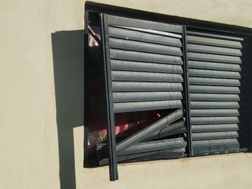 Detuvieron a un joven por intentar robar en una casa y vandalizar otra en la zona norte