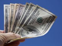 Tras la fuerte suba de la semana, el dolar bajó $5 y cerró a $1.375