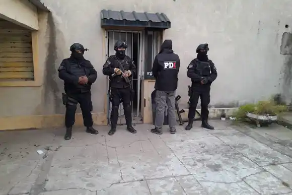 Detuvieron a una mujer que contaba con dos pedidos de captura