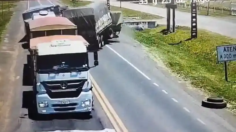 El momento en el que colisionaron los camiones. Foto: Captura del video.