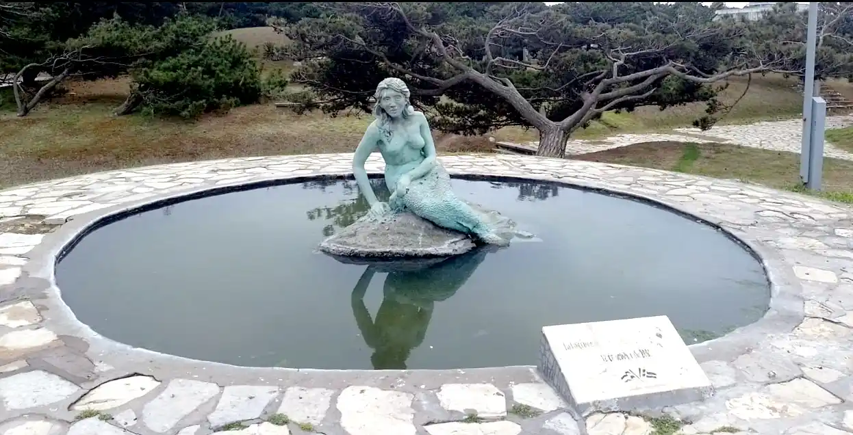 Mirando al mar. El monumento de la Sirenita, ubicado en el Casino