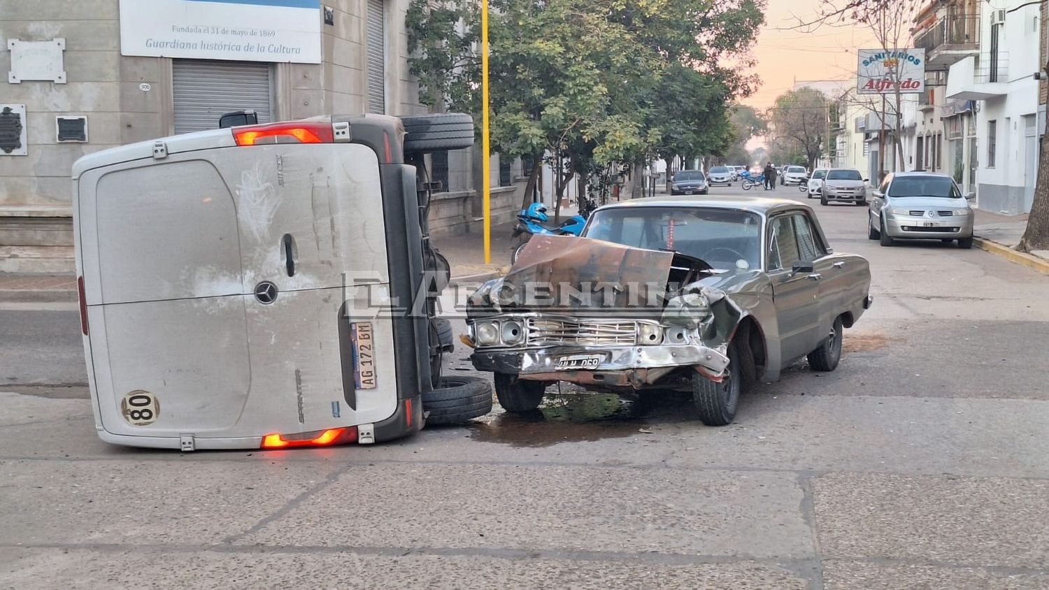 Impresionante choque, vuelco y alcoholemia positiva en pleno centro