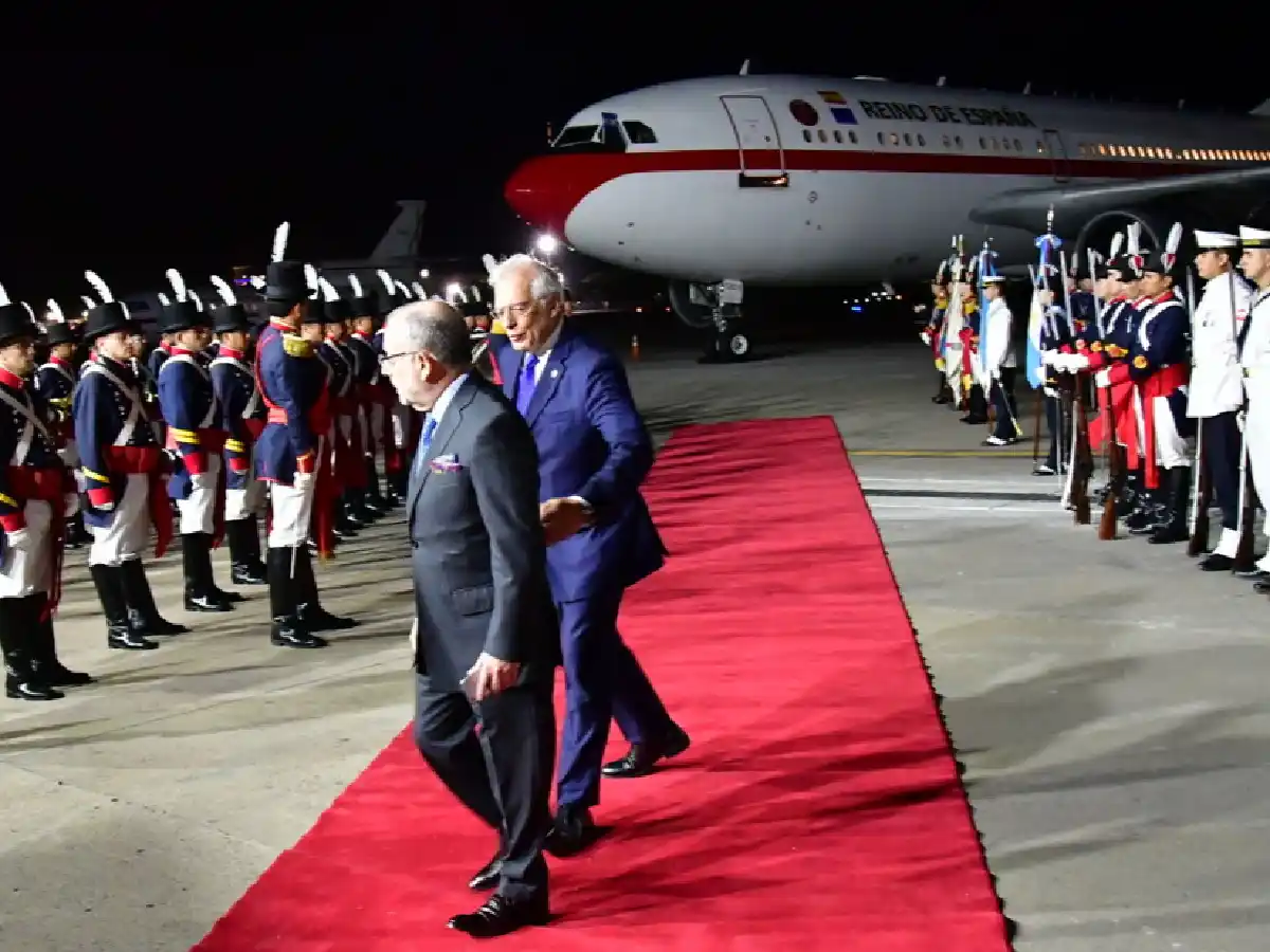 Los reyes de España tuvieron que esperar casi una hora porque no había una escalera alta