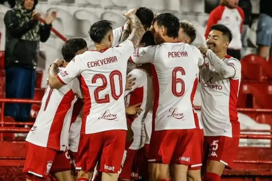 Huracán liquidó a Atlético Tucumán y lo hundió en el fondo de la tabla