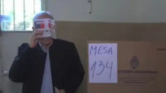 Taiana votó en Vicente López con blooper incluido: mostró parte de la boleta al acomodarse los anteojos