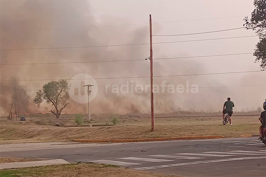 Impactante incendio detrás del Campus de la UNRaf: arduo trabajo de Bomberos para controlarlo