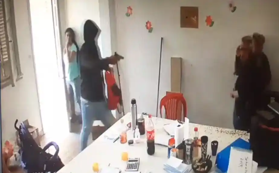 Violento robo a mano armada en una sede de la CCC