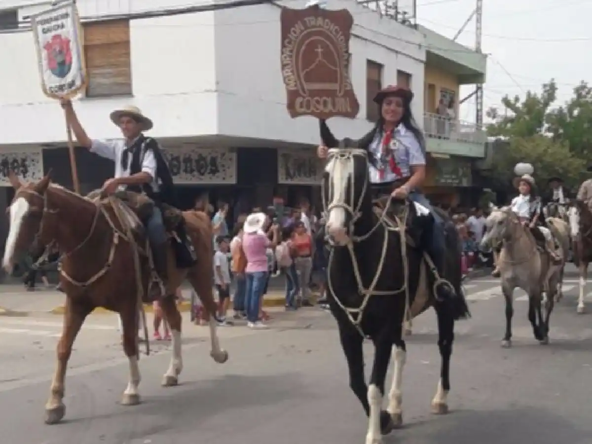 El desfile gaucho llevó color y alegría a calles de Cosquín