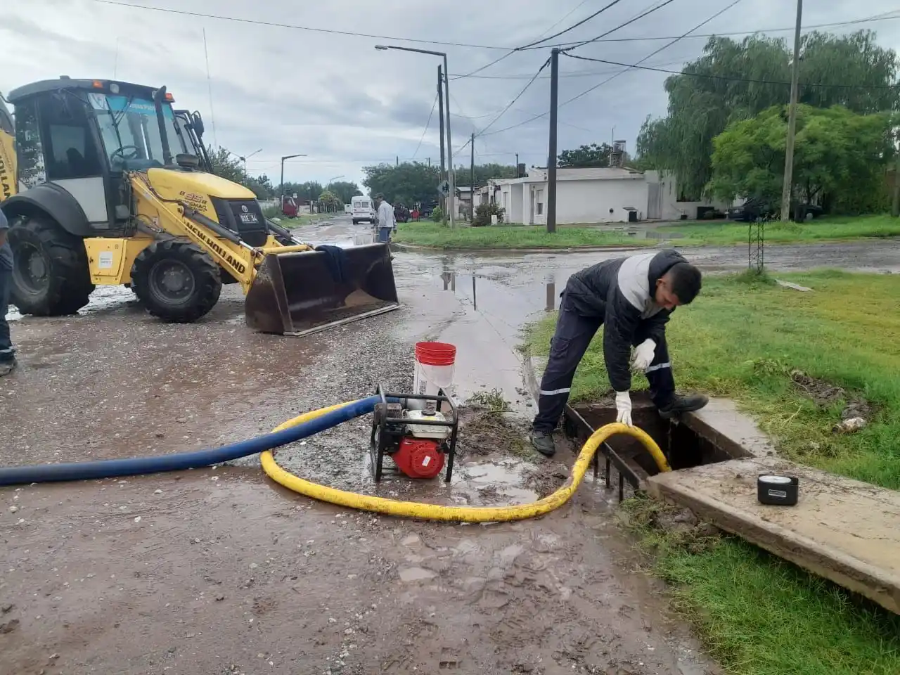Personal municipal ejecutó tareas de desobstrucción de desagües.