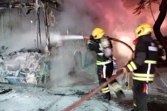 Video: un colectivo se prendió fuego en el centro y provocó daños en una inmobiliaria