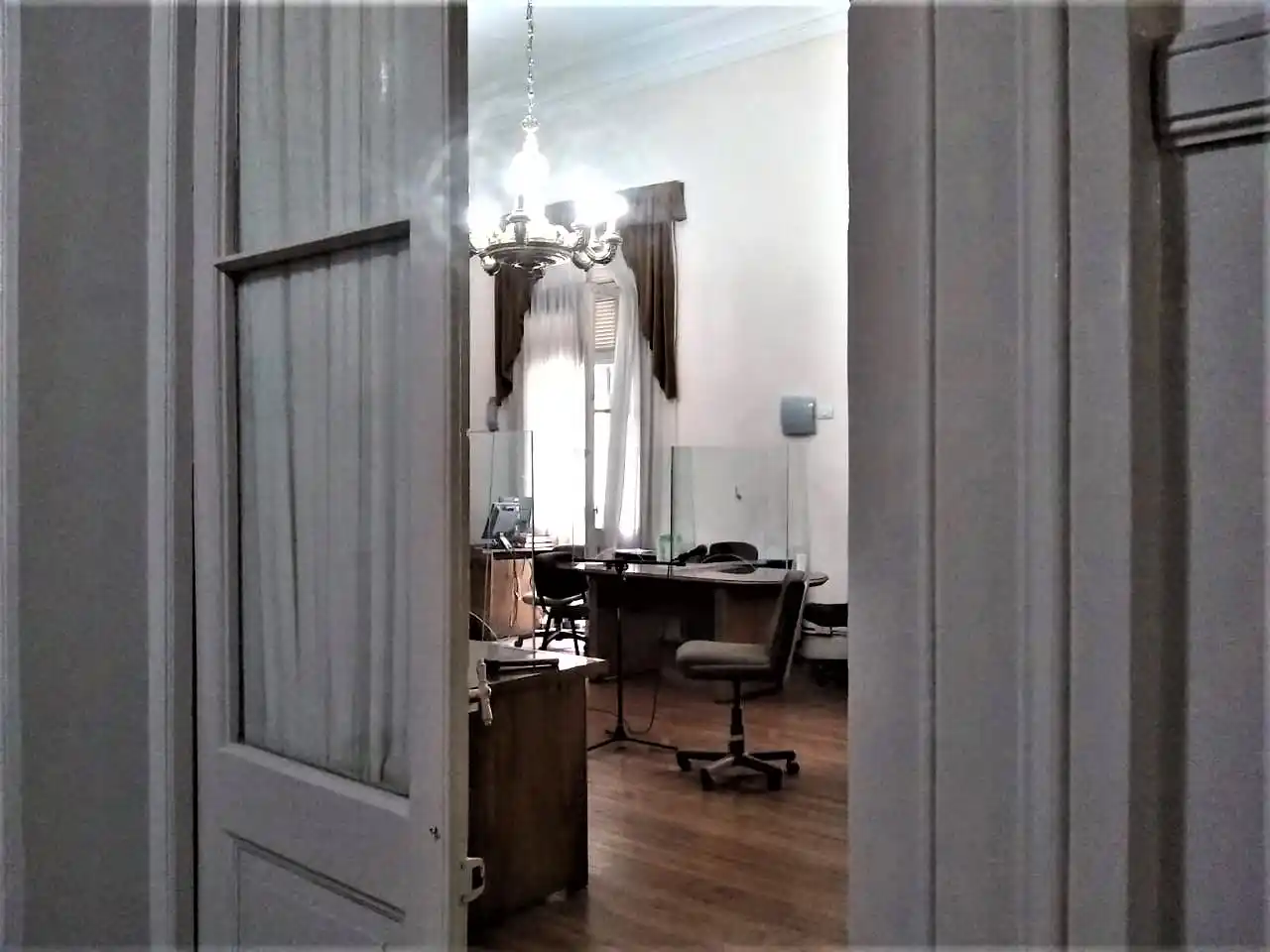 Absolvieron a una joven madre que había sido acusada de mirar porno junto a su hija de cuatro años