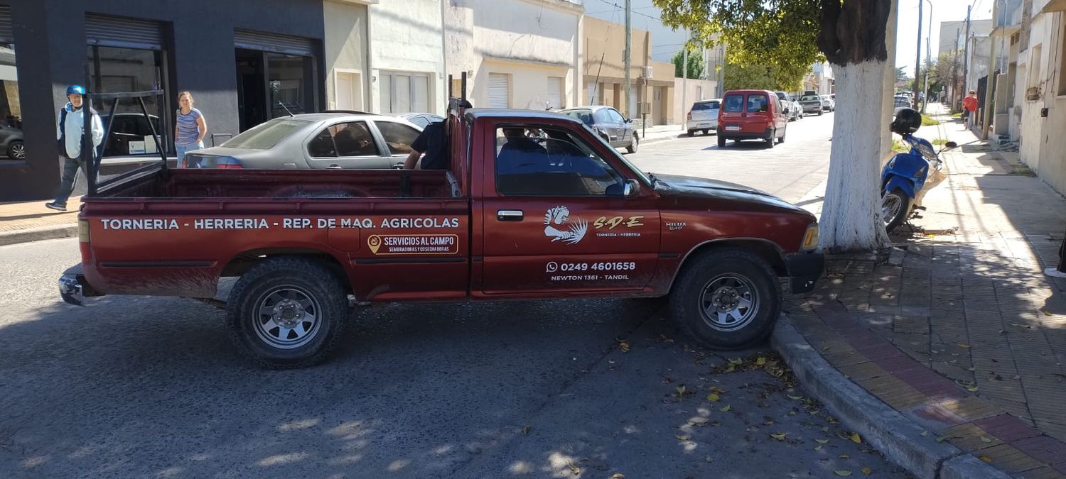 Un hombre se descompuso y chocó con su camioneta