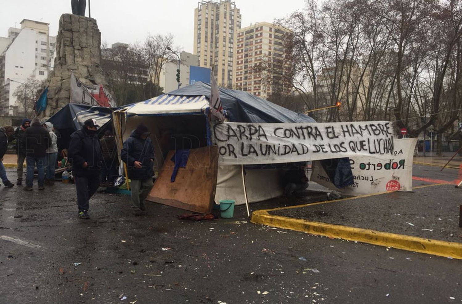 Tercer día de acampe de organizaciones sociales sobre Avenida Luro