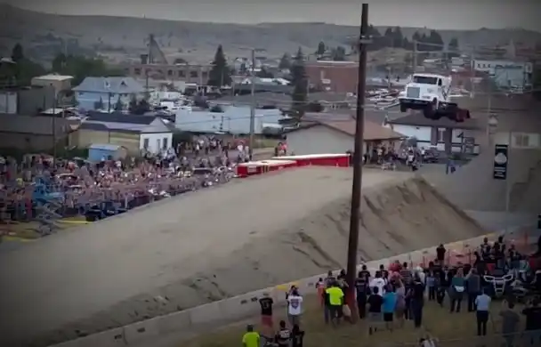 VIDEO: Récord mundial en salto con camión