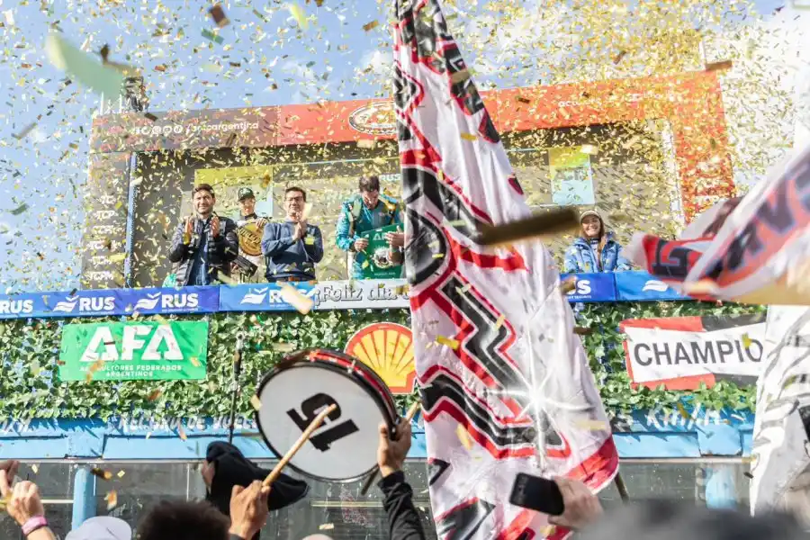 El gobernador Pullaro presente en la Fiesta del TC