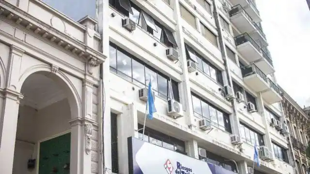 La joven que murió al caer de un balcón tenía lesiones previas y acusarán a su pareja de femicidio
