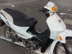 Un auto y una moto protagonizaron un choque en el centro y dos mujeres sufrieron lesiones