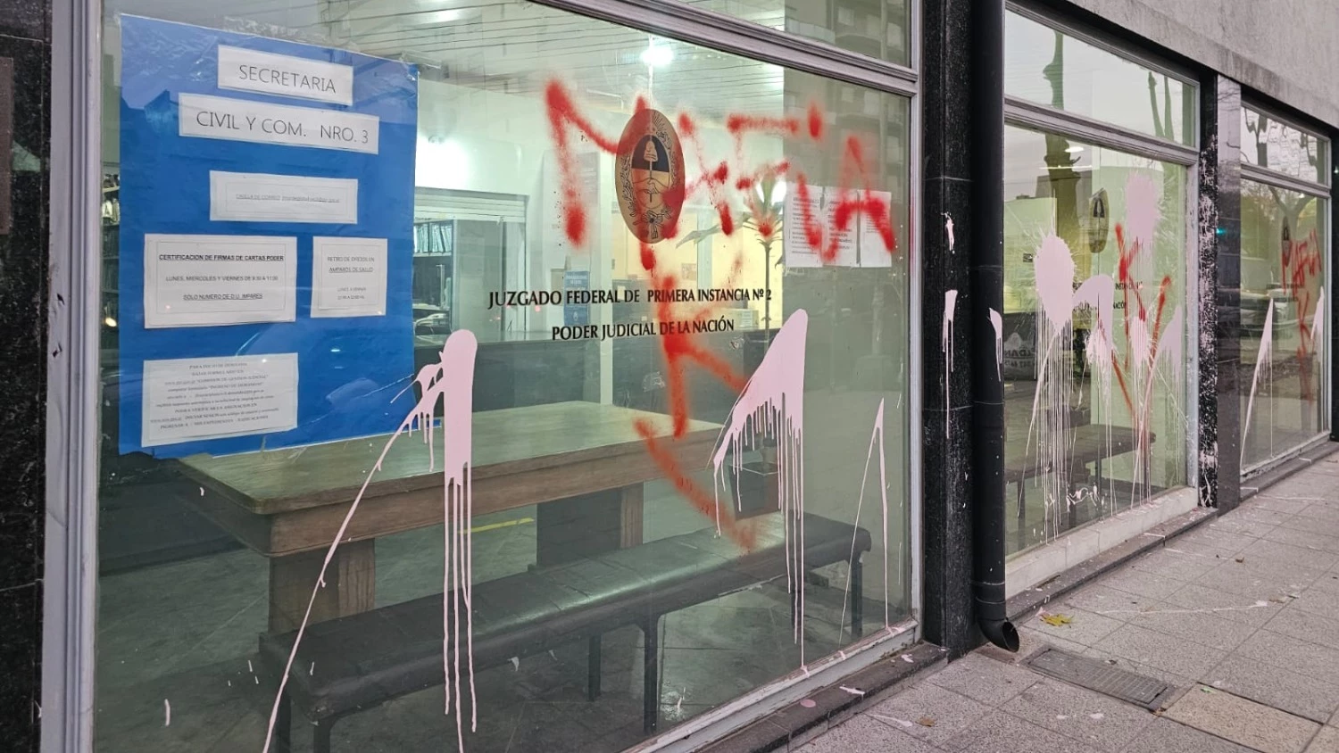Tras la condena a Cristina: Vandalizaron con pintadas los juzgados federales en Mar del Plata