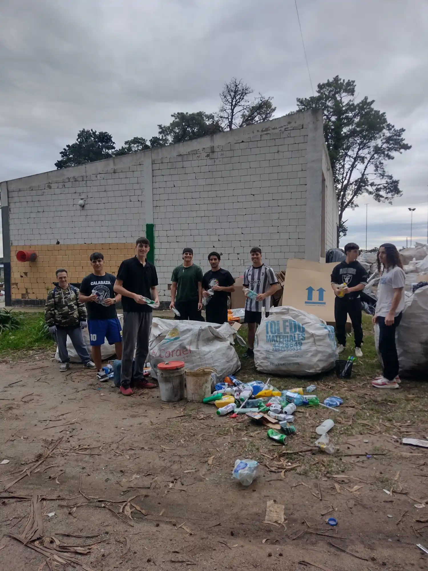 Un importante grupo de jóvenes realiza tareas de reciclado y separación de residuos