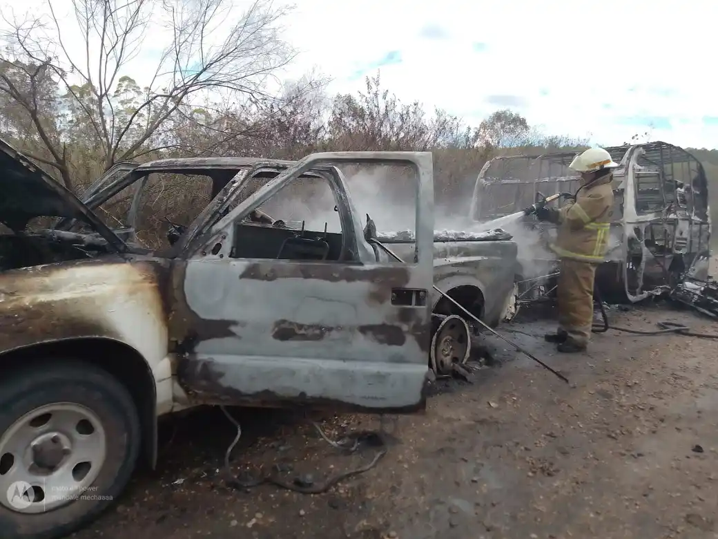 Incendio de una camioneta con casa rodante cerca de Estación Yeruá