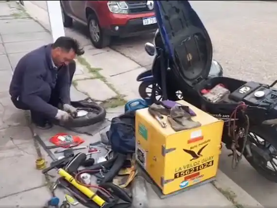 "La Veloz Guay": el innovador servicio de gomería móvil