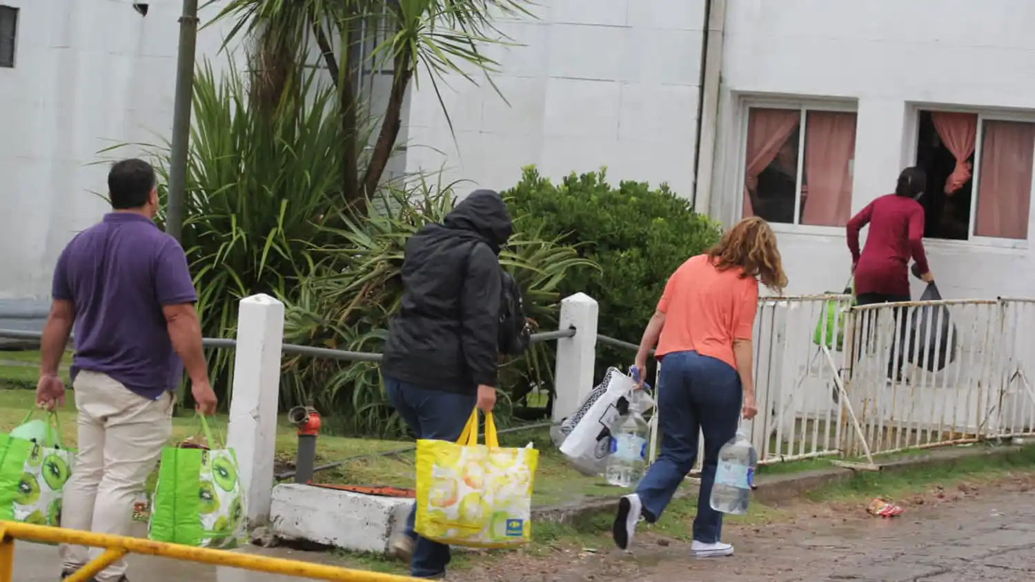 Los rugbiers recibieron la última visita de sus familiares en el penal de Dolores antes del veredicto