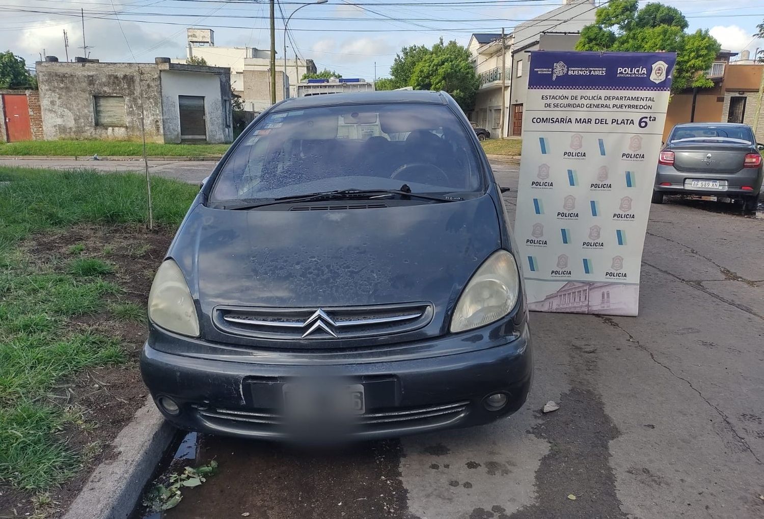 Uno de los vehículos secuestrado en el domicilio del barrio Regional.