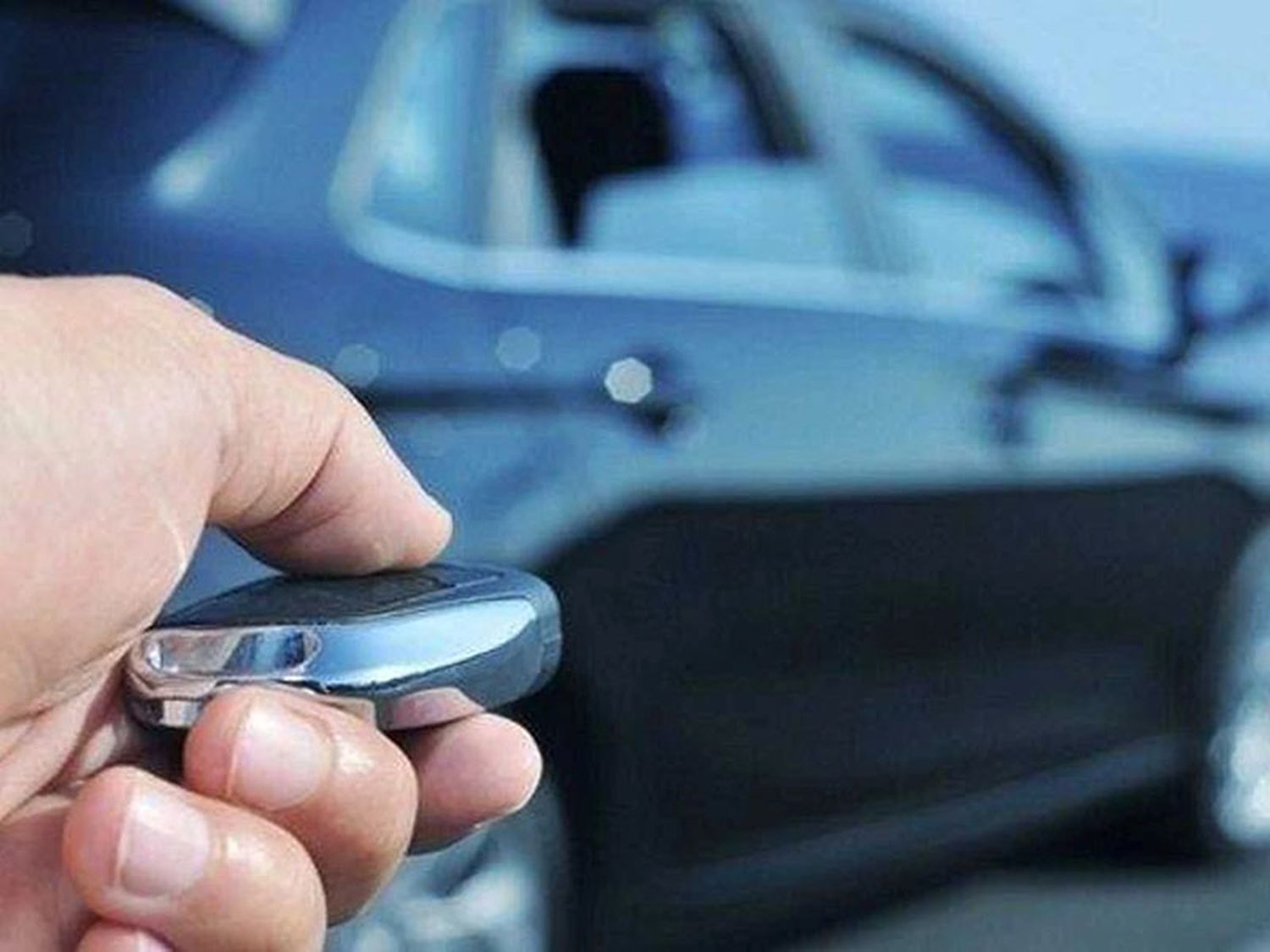 Le robaron objetos del auto con un inhibidor de alarmas