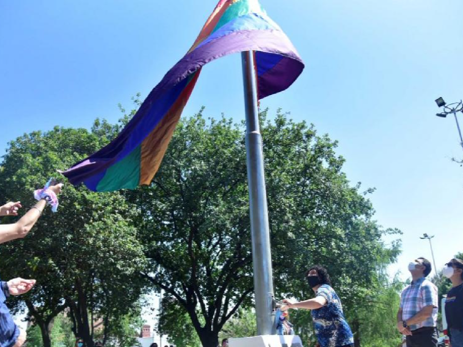 Una plaza de Villa María tendrá en forma permanente una bandera de la diversidad