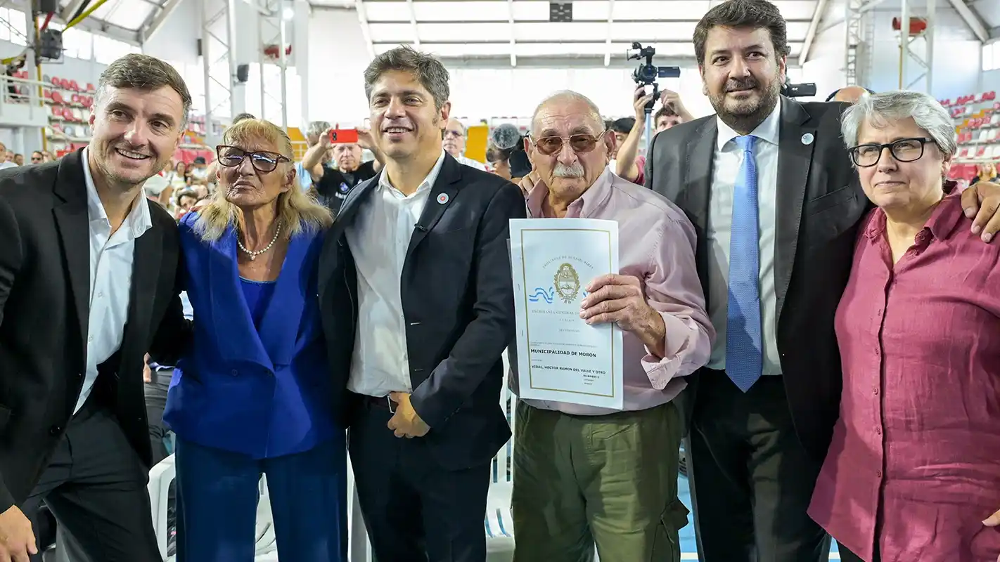 Kicillof entregó escrituras